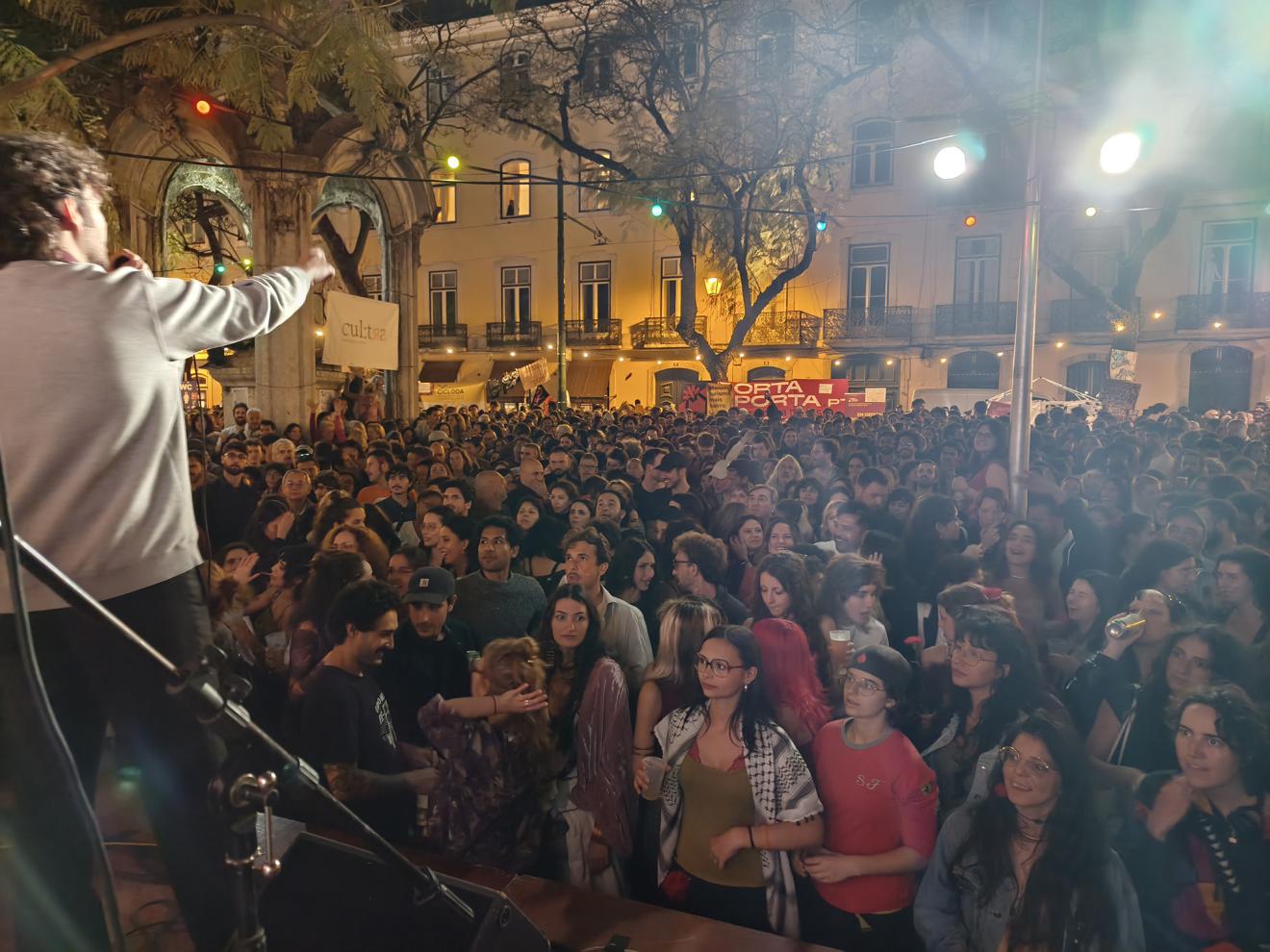 Uma vez mais, a Liberdade passou pelo Largo do Carmo - e o Arraial dos Cravos também