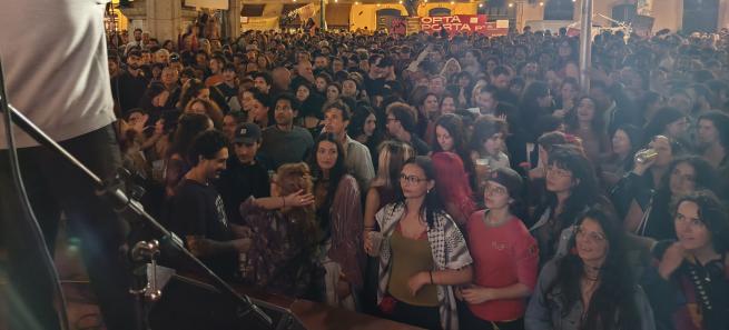 Uma vez mais, a Liberdade passou pelo Largo do Carmo - e o Arraial dos Cravos também